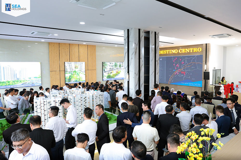 SEAHOLDING CHÍNH THỨC KHAI TRƯƠNG NHÀ ĐIỀU HÀNH DỰ ÁN DESTINO CENTRO 7 Chỉ trong vòng chưa đầy tiếng, Destino Centro đã đón hơn 200 khách hàng đến tham quan nhà điều hành